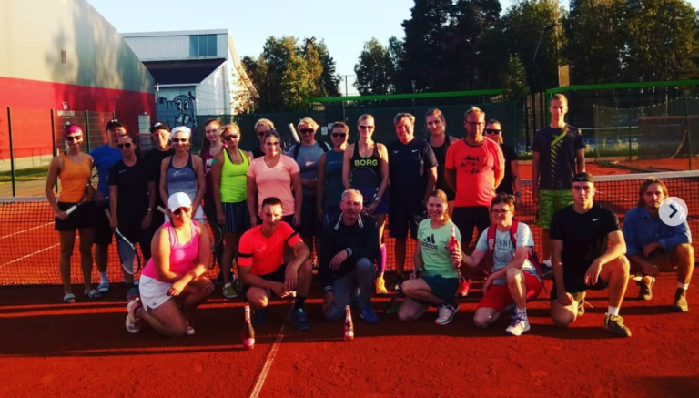 Peli-ilta keräsi seuran aikuispelaajia pelien, ruoan ja hyvän fiiliksen pariin